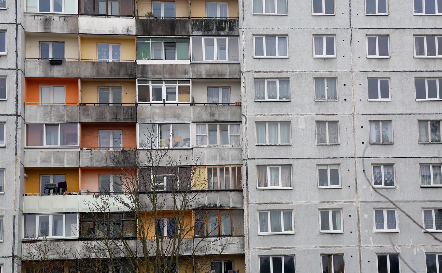Daudzdzīvokļu ēka Anniņmuižas bulvārī.