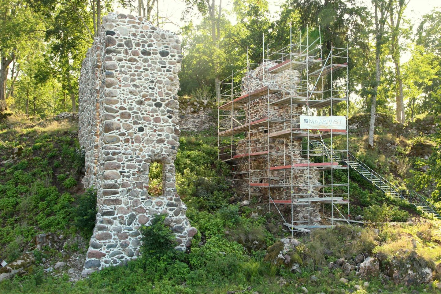 Mullu konserveeriti Tarvastu ordulinnuse varemete kaitsetorni idapoolse külgsein, läinud nädal sai korda selle naabermüür.