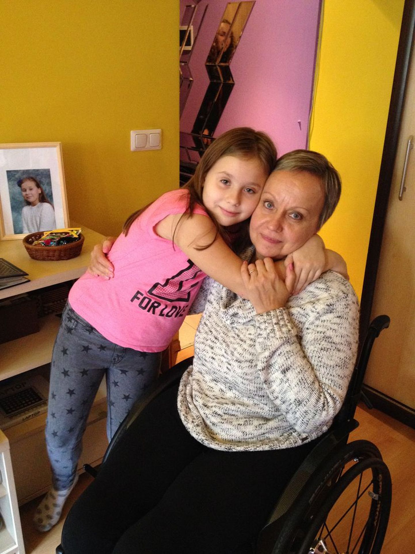 «Kodutunne»: keskmes on väikese tütrega Mustamäel elav Kaja, kes 20 aastat tagasi autoõnnetuse tagajärjel on aheldatud ratastooli