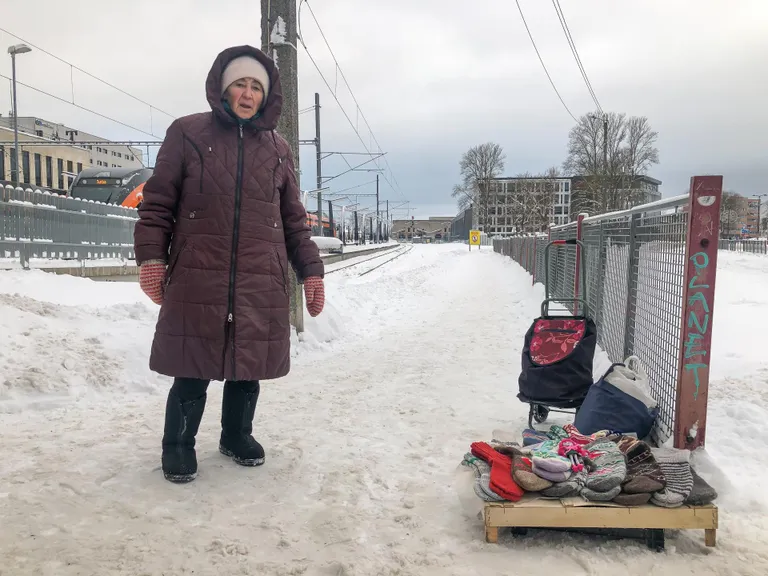 Aleksandra Lasnamäelt Balti jaamas enda tehtud kudumeid müümas.