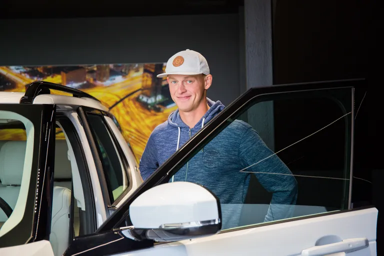 Kullo Kender auto üleandmisel.