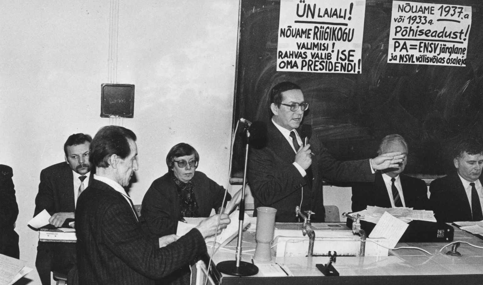Kevadel 1992 olid rahvakoosolekule Vanemuise tänava õppehoone ringauditooriumisse tartlaste küsimustele vastama tulnud ülemnõukogu liikmed Kalju Koha (vasakult), Marju Lauristin, Ants Veetõusme, kes oli sel ajal ka Tartu linnapea, Arnold Rüütel ja Tiit Vähi. Jututeemaks oli poliitika kõrval ka vilets majanduslik olukord. Esiplaanil on keegi aktiivne tartlane, kelle nimi Ants Veetõusmel meelde ei tulnud.