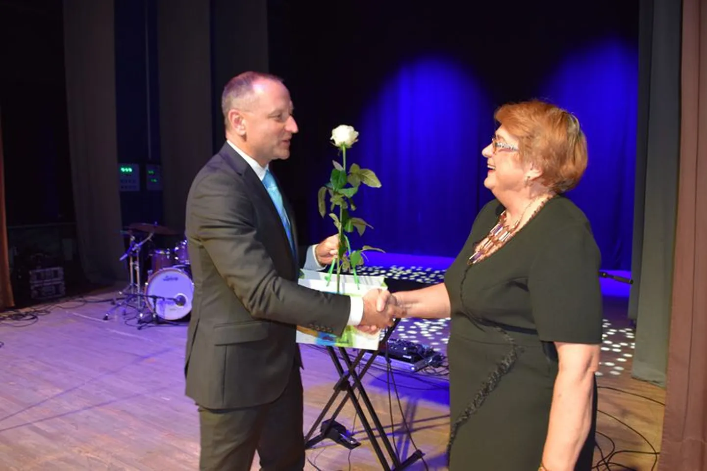 Teiste seas pälvis linnpealt tunnustuse kauaaegne Valga muusikakooli õpetaja Sirje Päss.