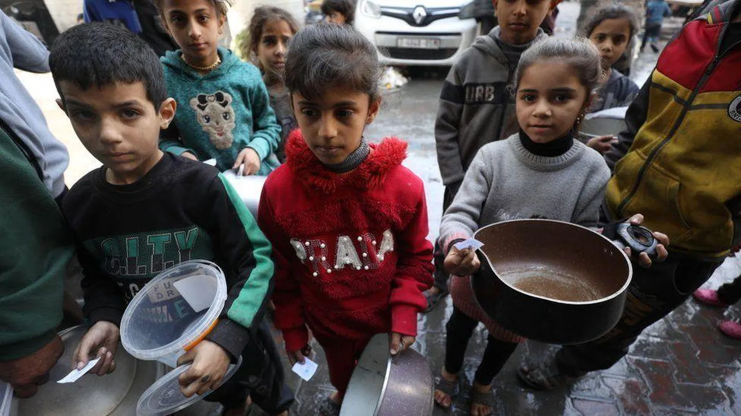 Дети в Газе ждут получения продовольствия
