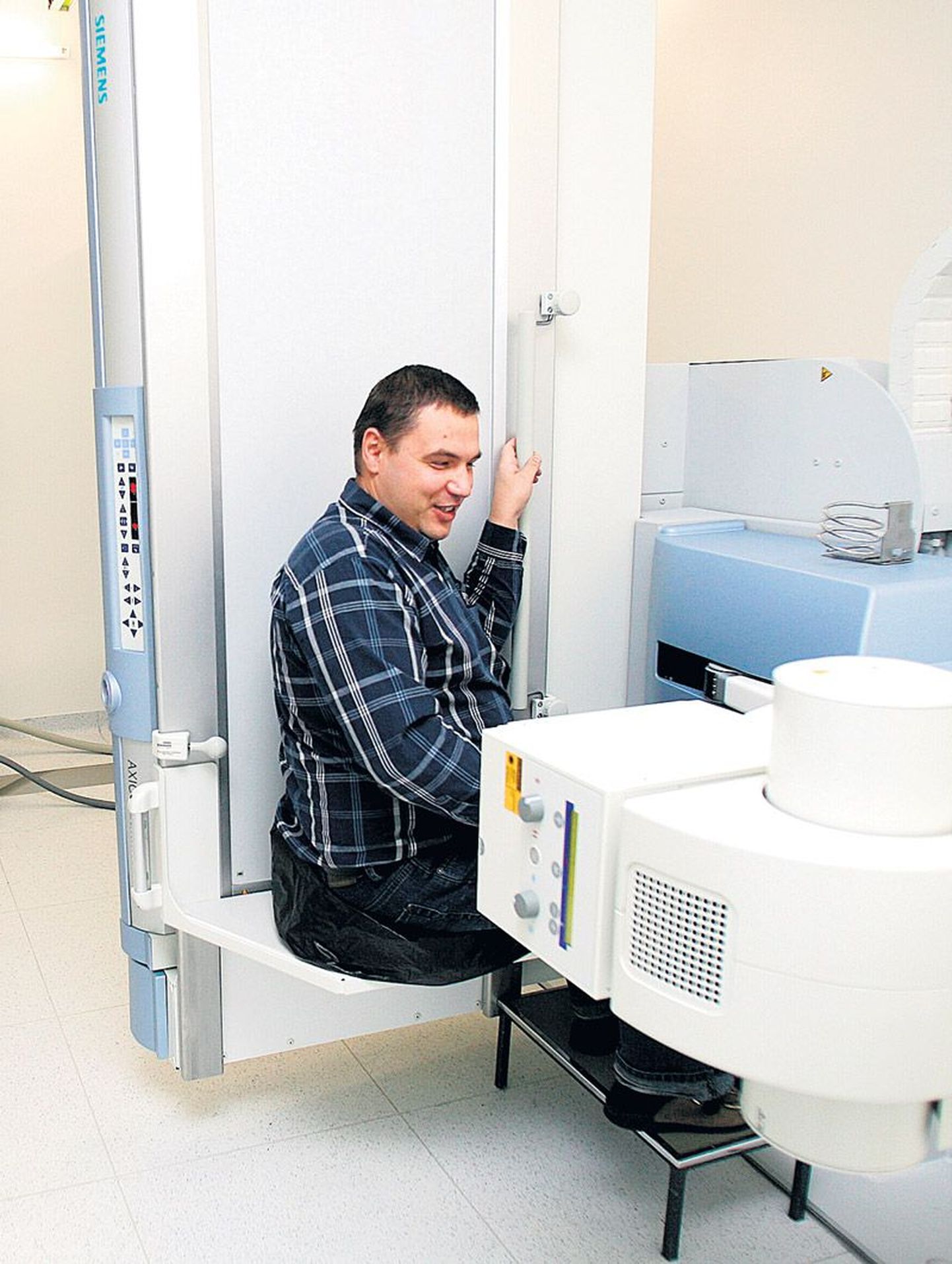 Radioloogiateenistuse direktor Aadu Simisker ei hä­bene näi­data, kuidas patsient röntgenikabinetis istuma peab, kui potilkäimise uuringut tegema hakatakse.