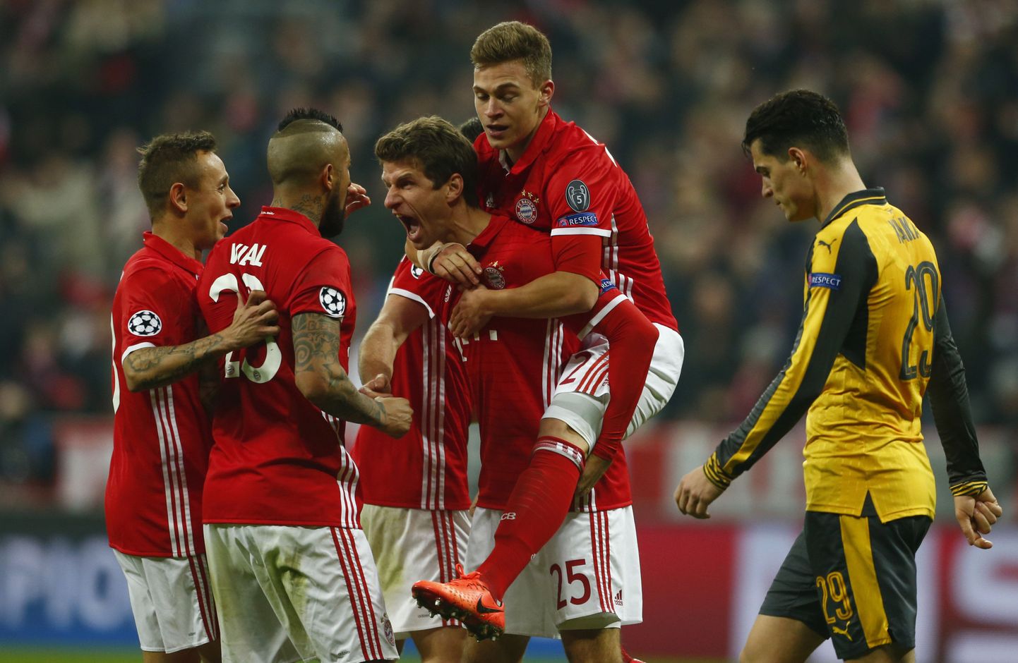 Bayerni mängijad juubeldavad, Arsenali poolkaitsja Granit Xhaka lahkub, pea norus.