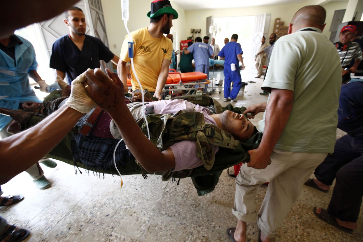 Meditsiinitöötajad andmas abi raskelt vigastada saanud liibüalasele
