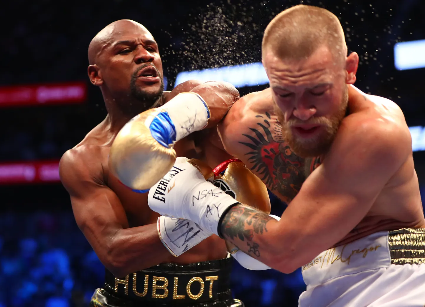 Floyd Mayweather Jr. ja Conor McGregor  poksiringis.