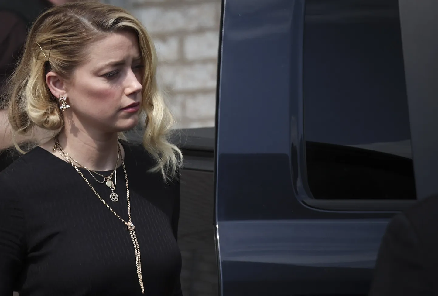 Fairfaxi kohtumajast välja astuv Amber Heard