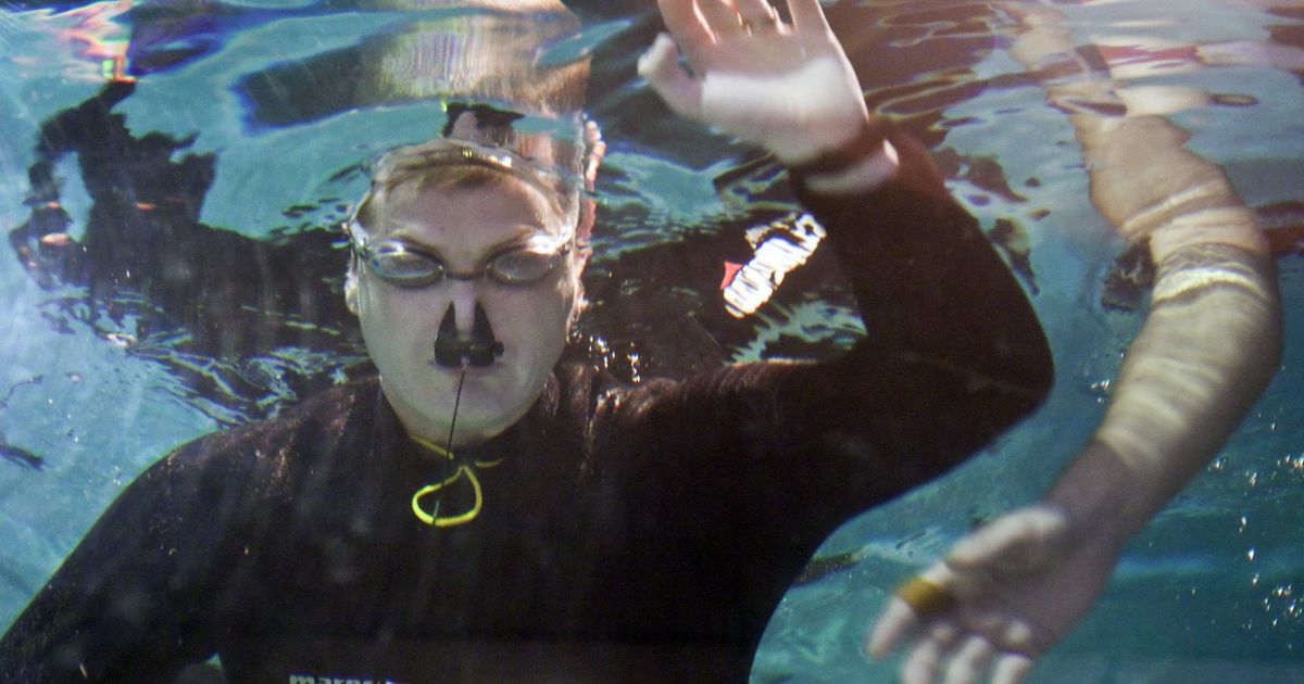 Мировой рекорд без воды. Петер кола швейцарский ныряльщик. Рекорд под водой без воздуха. Дыхание под водой. Рекорд под водой без дыхания.