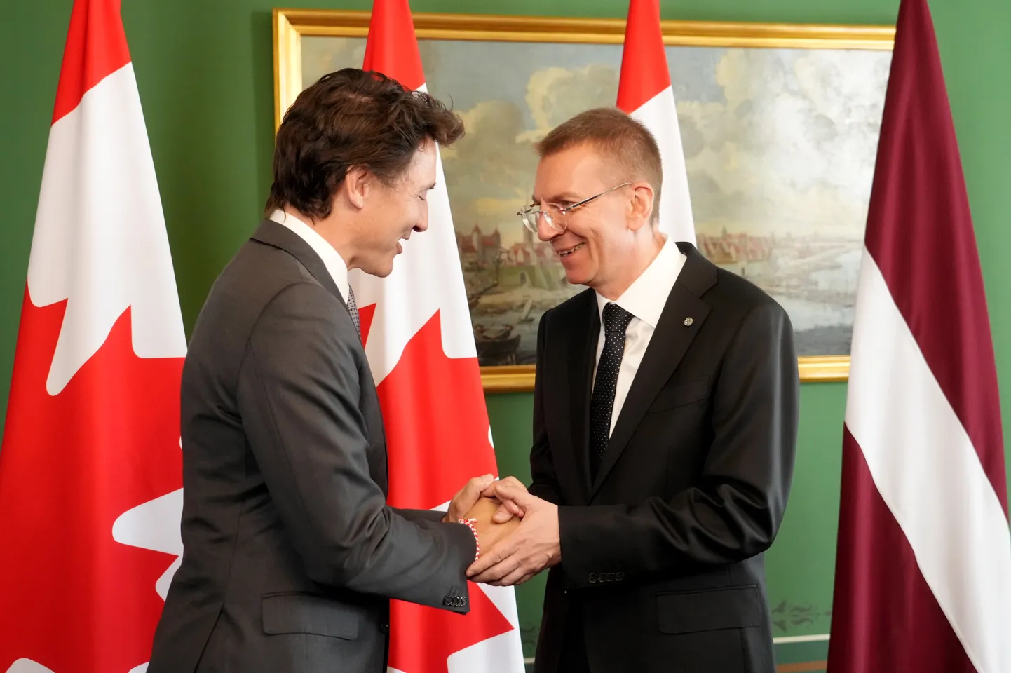 Valsts prezidents Edgars Rinkēvičs (no labās) un Kanādas premjerministrs Džastins Trudo tikšanās laikā Rīgas pilī.