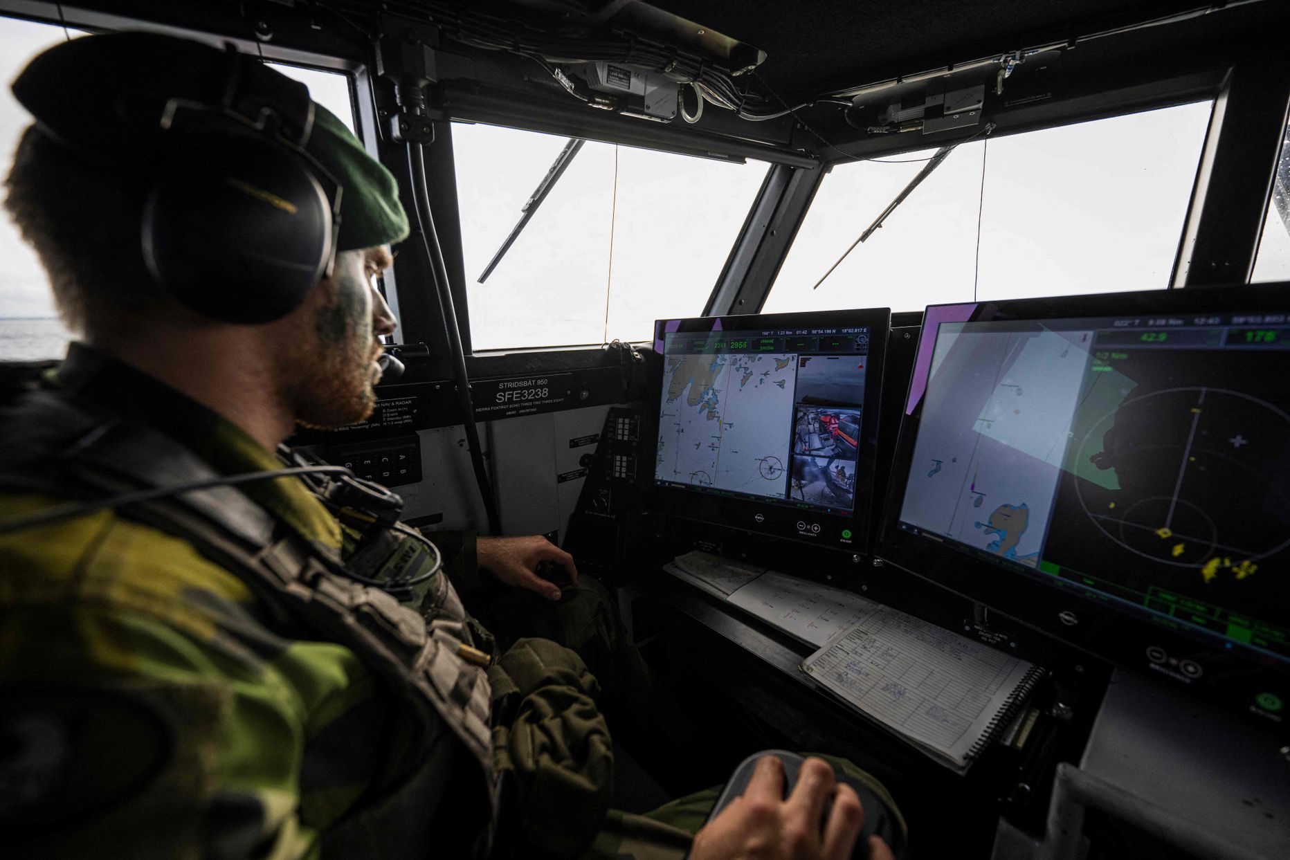 Rootsi sõdur jälgib õppustel Rootsi ja NATO riikide sõjamasinate liikumist.