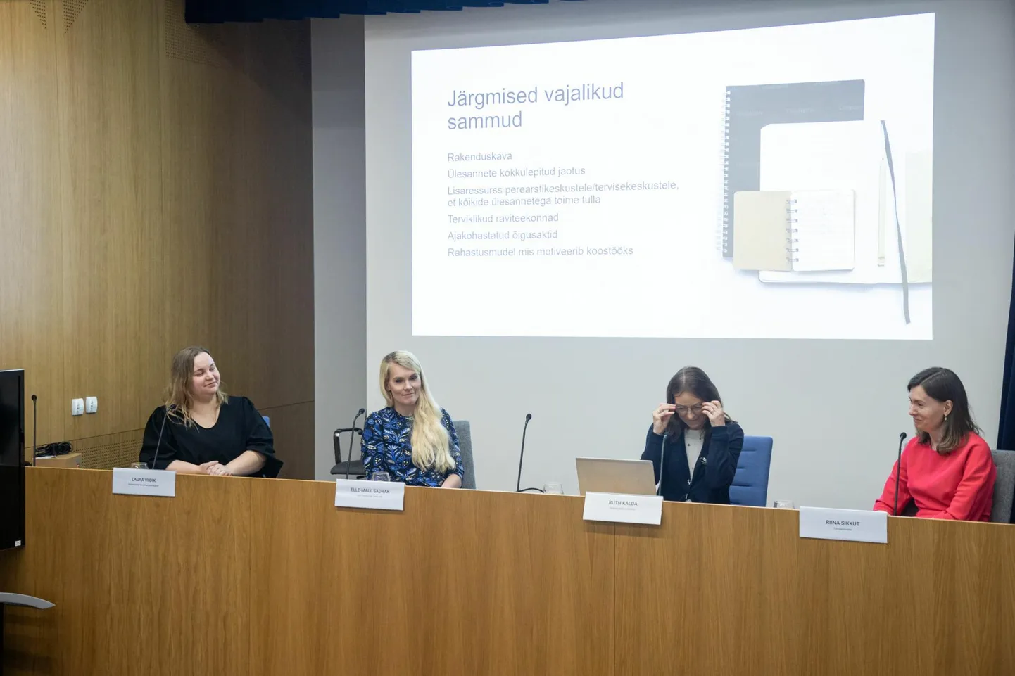 Sotsiaalministeeriumi esmatasandi tervishoiu poliitika juht Laura Viidik (vasakult), Eesti Perearstide Seltsi juht Elle-Mall Sadrak, Tartu Ülikooli peremeditsiini professor Ruth Kalda ning tollane terviseminister Riina Sikkut esitlesid tänavu veebruari keskel Tallinnas superministeeriumi hoones esmatasandi tervishoiu arengukava.