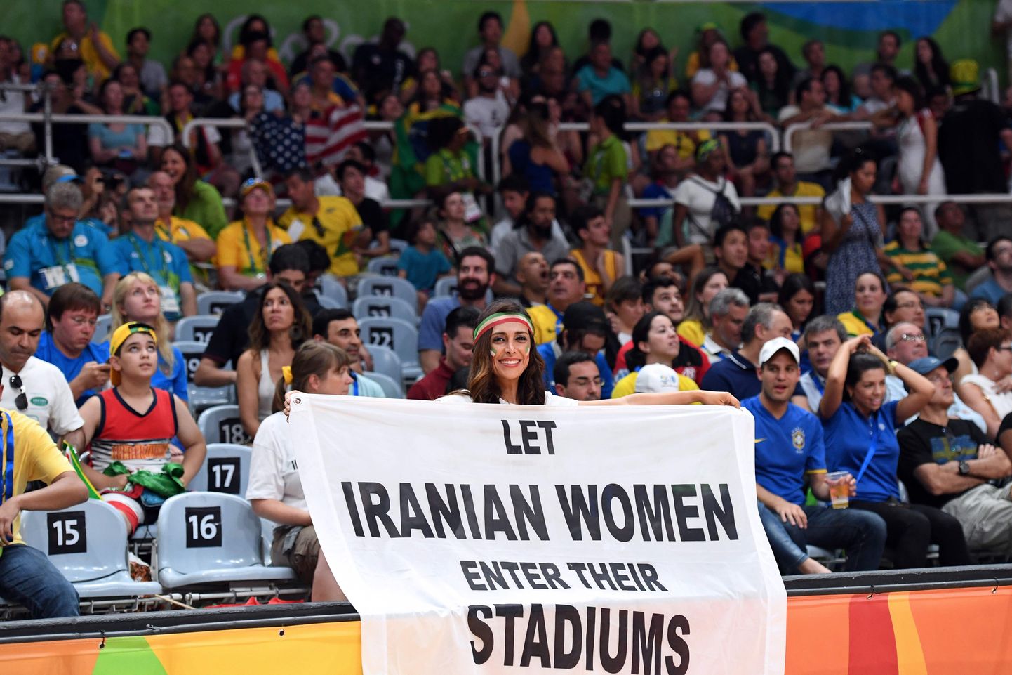 Plakat ütlusega: «Laske Iraani naised staadionitele».