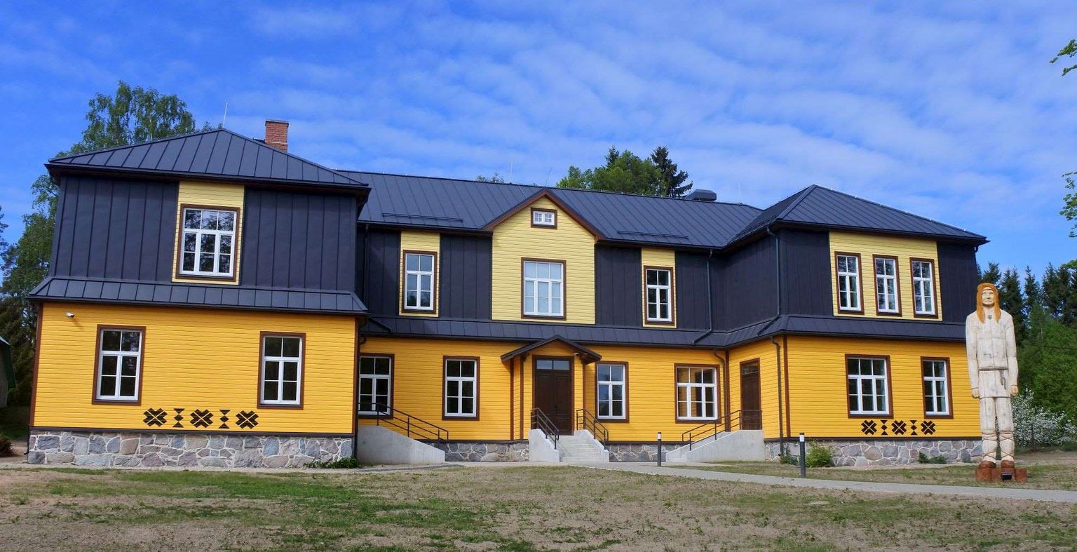 Kalevipoja muuseumi maja ehk endine Saare põhikool Kääpal, mis ehitati 1929. aastal.
