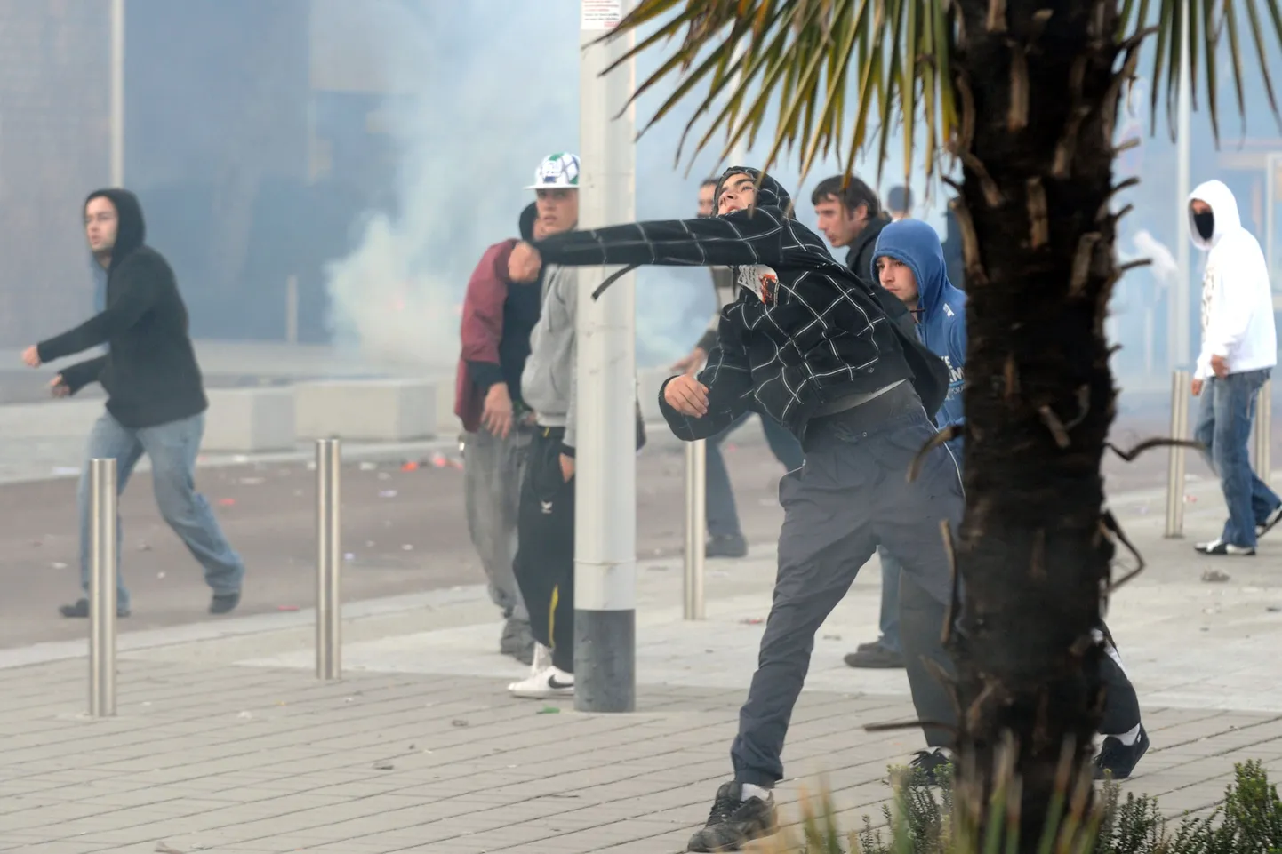 Noored prantslased meelt avaldamas.
