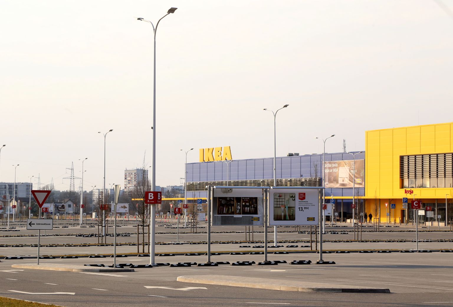 Zviedrijas mājokļu labiekārtošanas preču kompānijas "IKEA" lielveikals, kurš slēgts pēc valdības lēmuma par tirdzniecības centru slēgšanu brīvdienās un svētku dienās jaunā koronavīrusa izraisītās slimības Covid-19 izplatīšanās ierobežošanai.