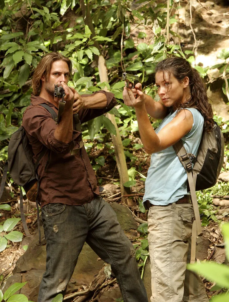 Kaader seriaalist «Teadmata kadunud».Pildil Josh Holloway ja Evengeline Lily