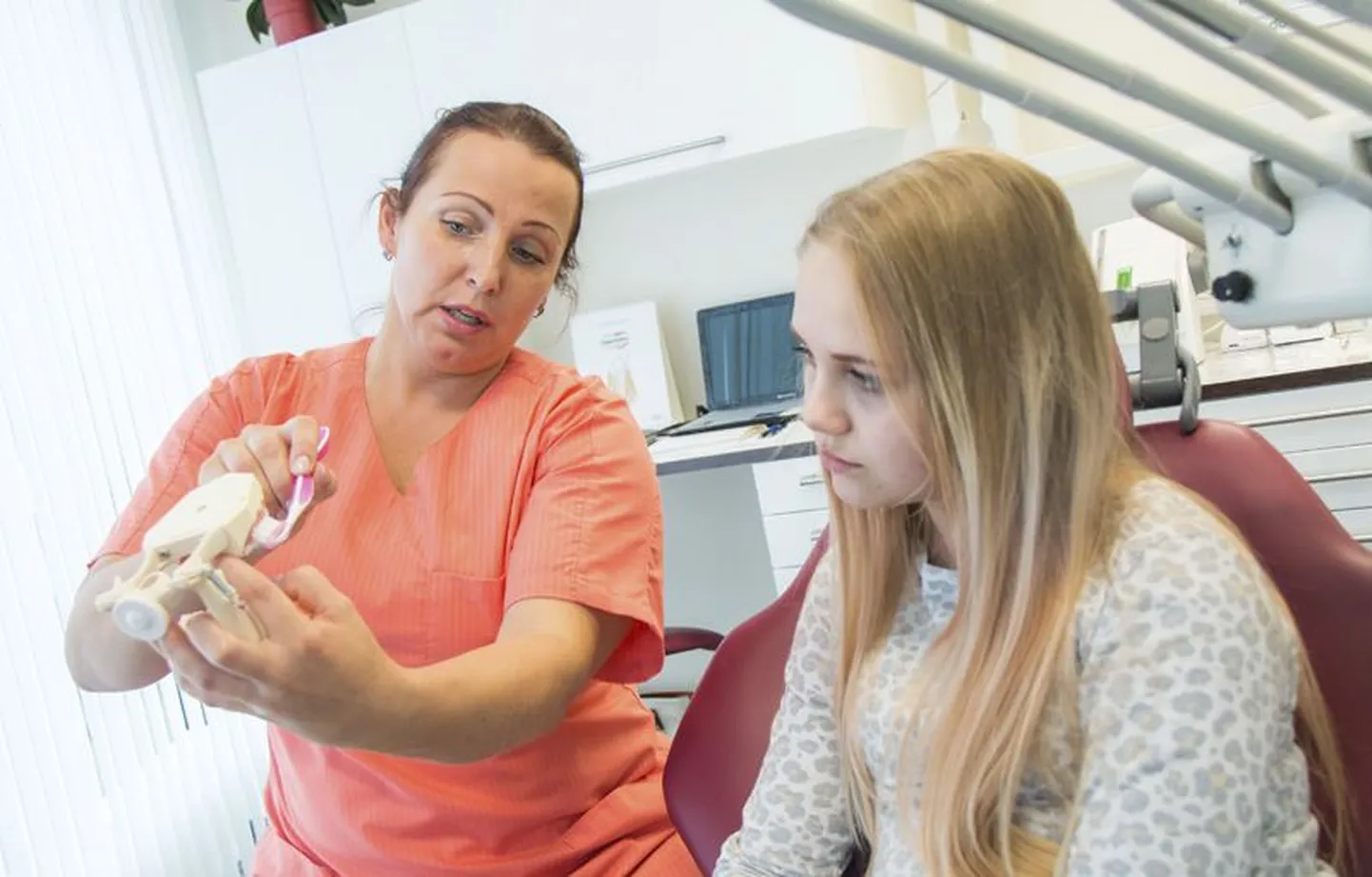Septembris Rakveres hambakliinikus Virudent tööd alustanud suuhügienist Merili Rammo ütleb, et tema tööpõld on lai, sest selle ala spetsialiste on Eestis ülivähe. Eestlastel on aga veel pikk tee minna oma suu tervise edendamisel.