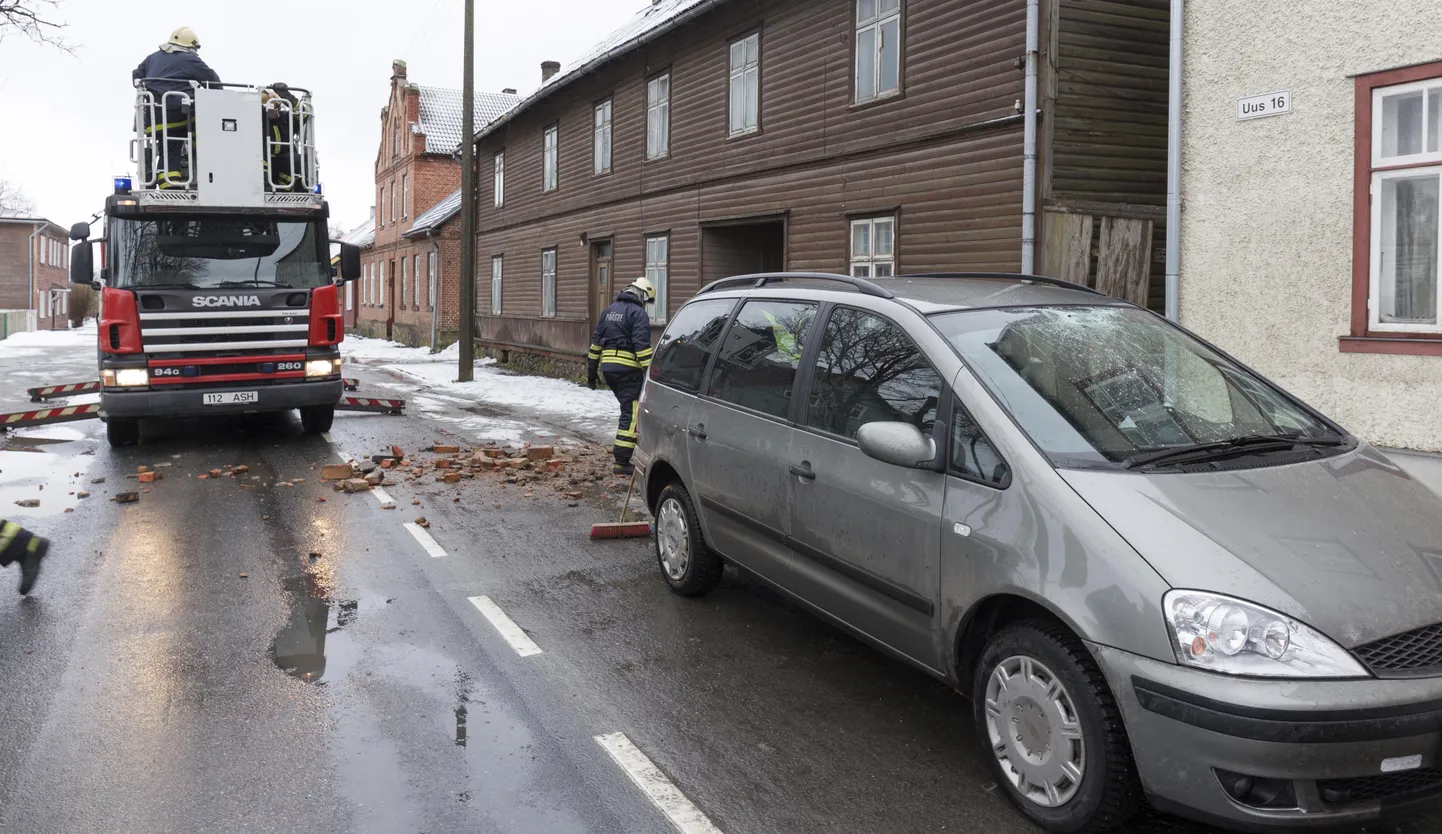 Õnnetus juhtus Uus tänav 18 maja ees. Korstna küljest lahti tulnud kivi purustas maja ees seisva auto. Päästjad lükkasid selle edasi, et korstna lammutamise ajal kukkuvatele kividele tänaval ruumi teha.