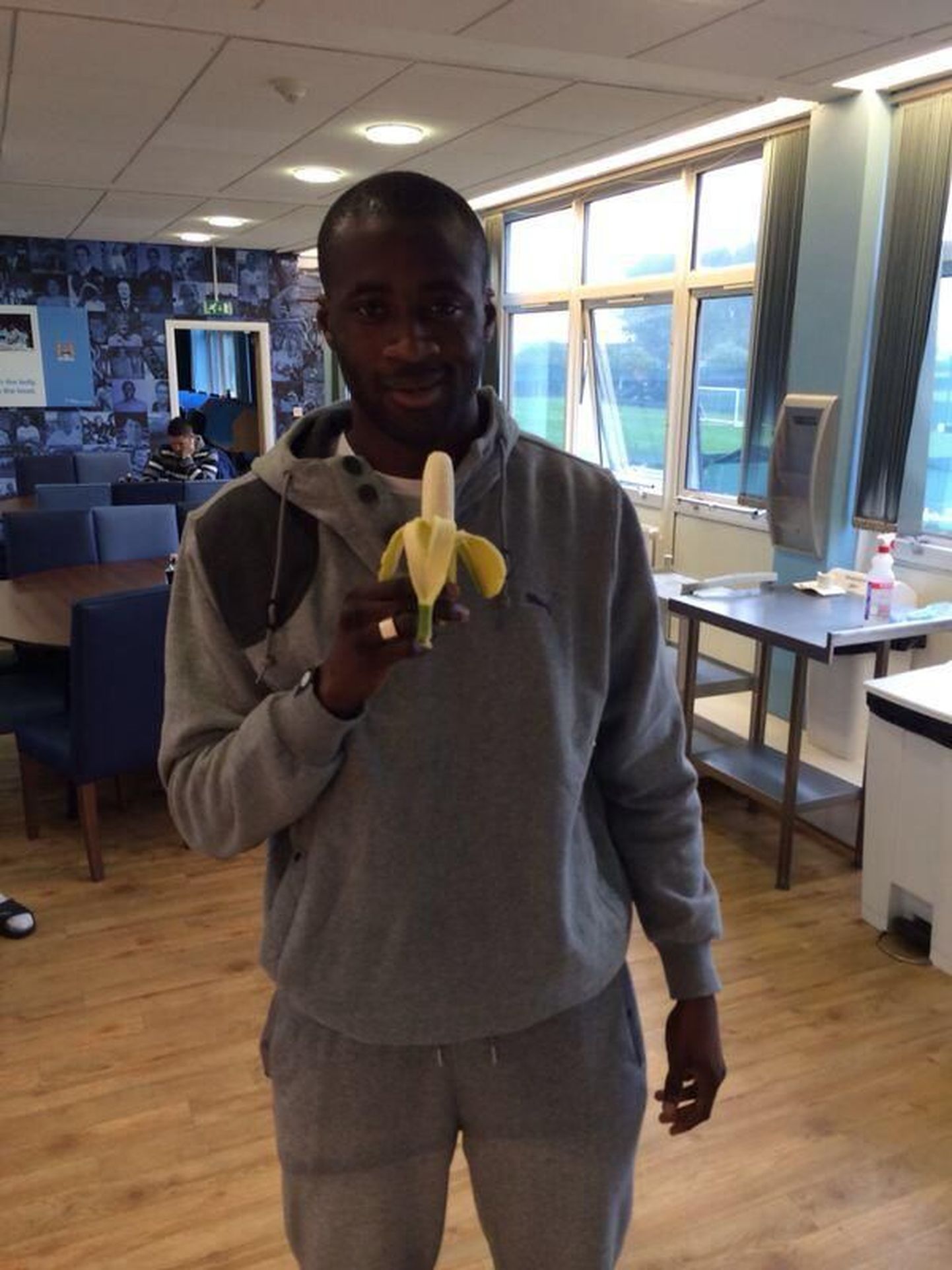 Яя Туре сфотографировался с бананом в поддержку Дани Алвеса