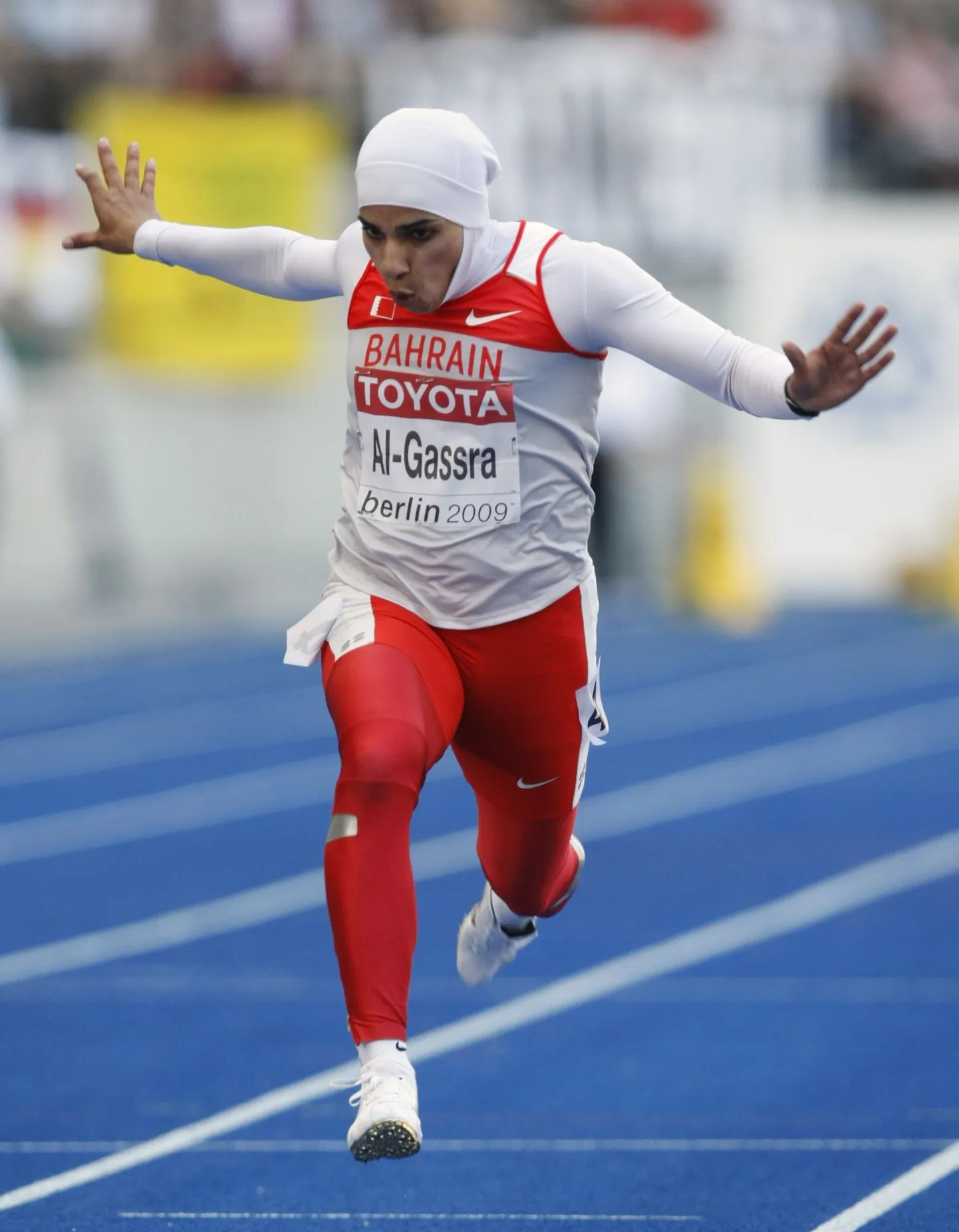 Bahreini sprinter Rakia Al-Gassra 100 meetrit läbimas