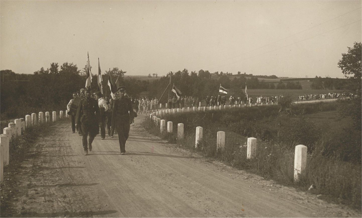 1937. a. Võidupüha rongkäik Kadrina lähedal Ristamäel Rakvere-Tapa teel.