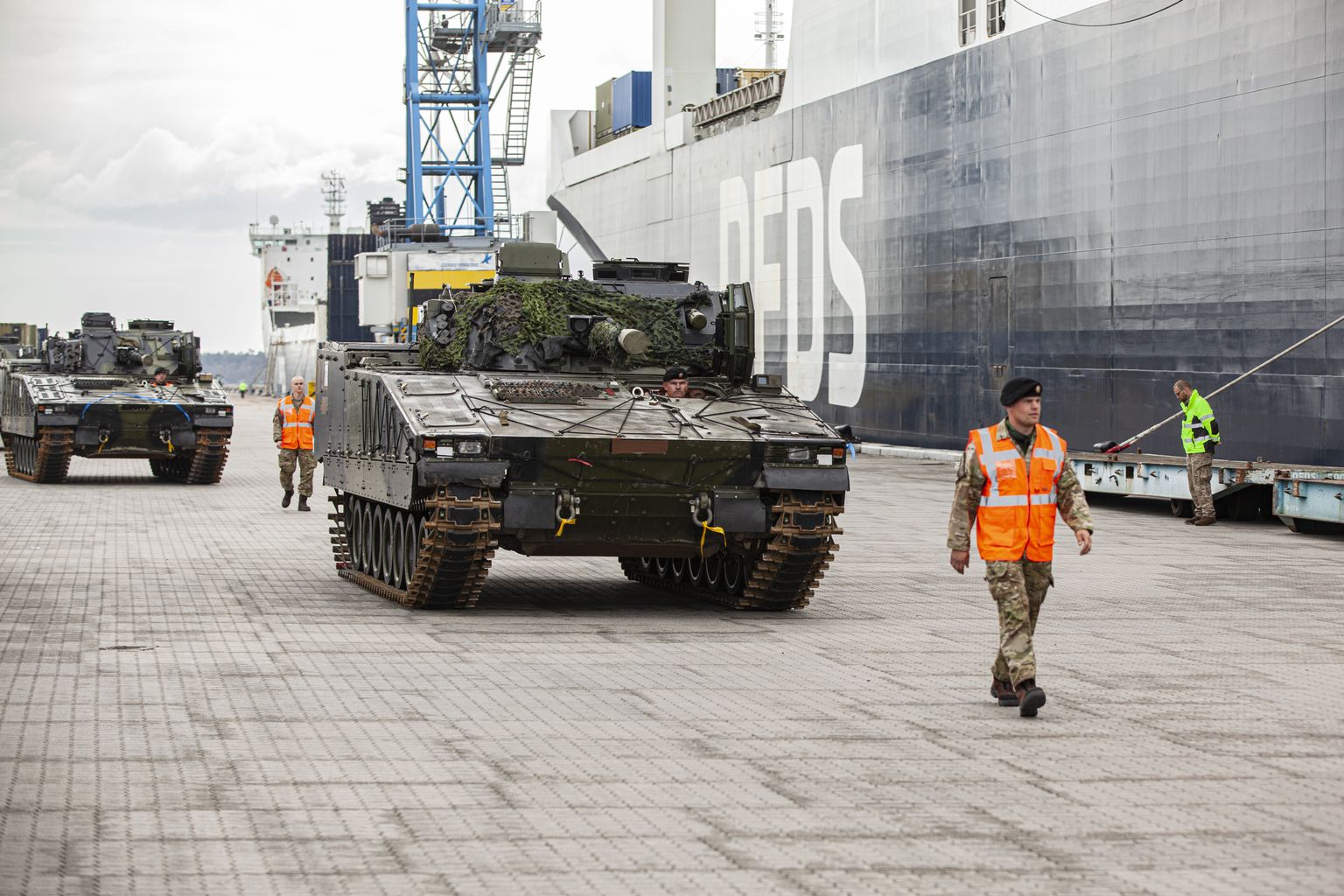 Прибывшая в Ригу военная техника Дании