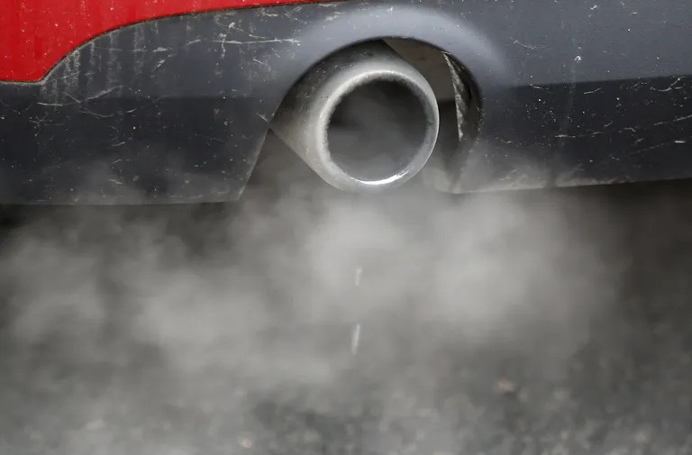 Heitgaasid väljumas auto väljalasketorust. / Scanpix