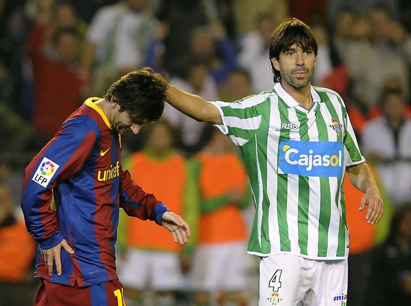 Lionel Messi (vasakul) koos Real Betisi kaitsemängija David Belengueriga.