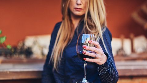 «Ma jõin kolm pudelit veini päevas.» Menopaus muutis naise elu põrguks