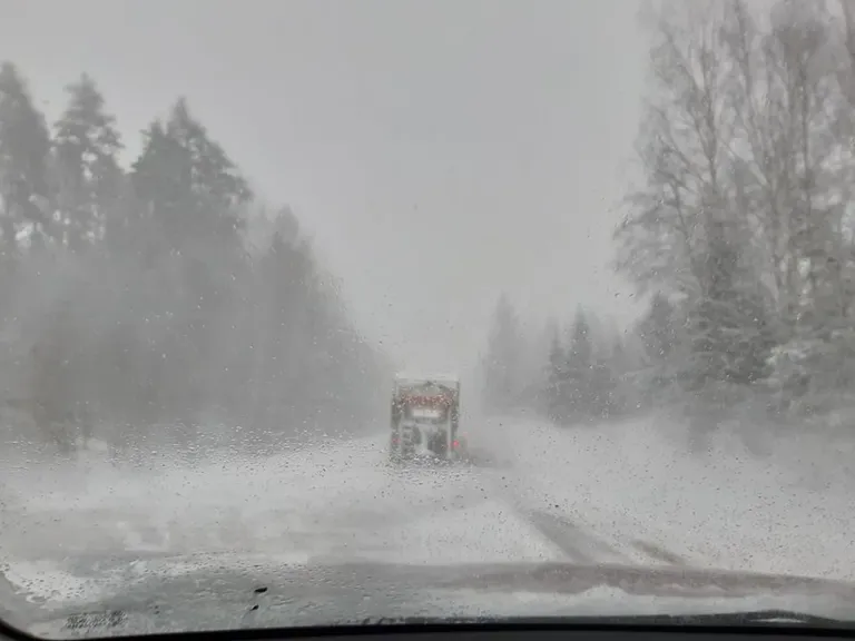 Teeolud Valgamaal jõululaupäeval. Ees sõidab lumesahk.