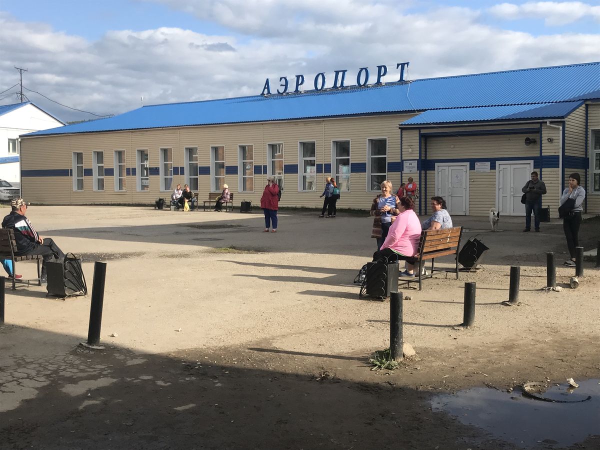 Bogutšanõ lennujaam, kust Krasnojarskisse käib lennuk kaks korda nädalas. Ligi kahe tunnise lennu eest tuleb ühe otsa piletina välja käia 5500 rubla ehk 80 eurot. Kohalike jaoks on see suur raha. Nemad eelistavad sõita ligi 600 kilomeetrit Krasnojarskisse bussiga, mille reis kestab veidi kauem kui 12 tundi. Bussipilet maksab 1600 rubla ehk 23 eurot.
