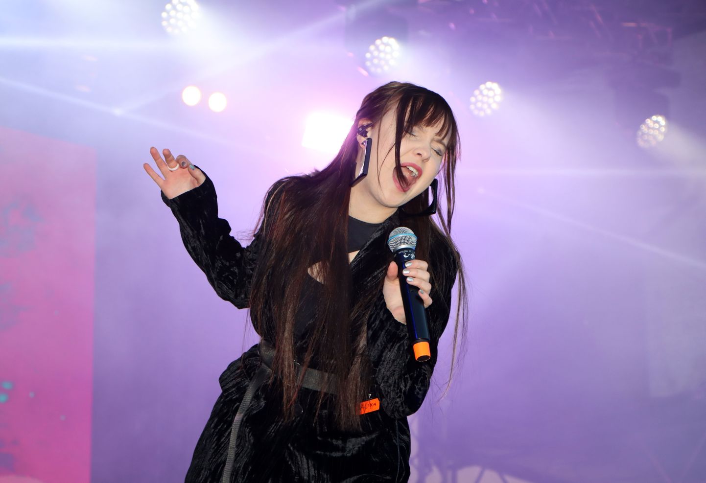 Tänavusel "Eurovisiooni" lauluvõistlusel Eestit esindanud Alika Milovat näeb "KinoFFi" avamisel nii laval kui ekraanil.