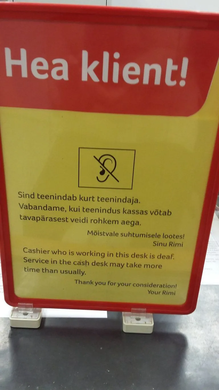 Kassades juures on väljas töötaja eripärast teavitav info.