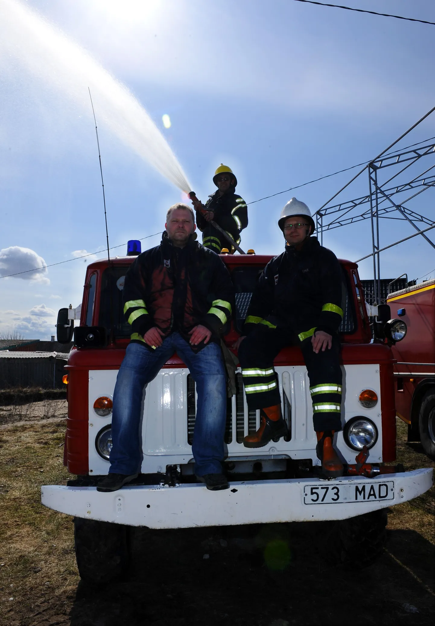 Kaberneeme vabatahtlikud tuletõrjujad, ees vasakult Rait Killandi ja Tiit Suuder, taga Jaan Sepp