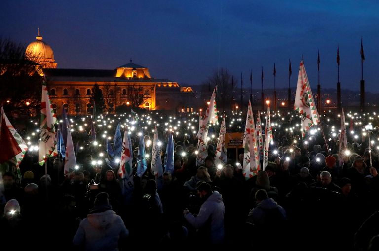 Samal ajal kui Ungari peaminister Viktor Orbán eile õhtul kõnet pidas, avaldasid tuhanded inimesed Budapestis tema valitsuse vastu meelt.