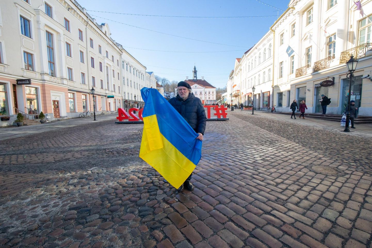 Koorijuht Lauri Breede seisab Tartu raeplatsil, kus laupäeval on kavas teha kontsert Ukraina toetuseks.