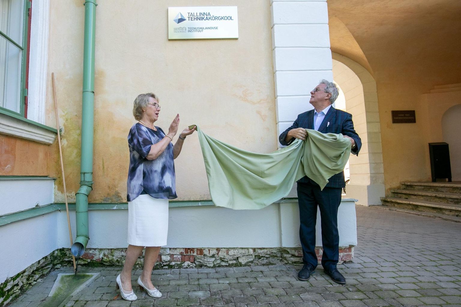 Mõdrikul avasid Tallinna tehnikakõrgkooli teenusmajanduse instituudi sildi koolijuht Helle Noorväli ja Tallinna tehnikakõrgkooli rektor Enno Lend.