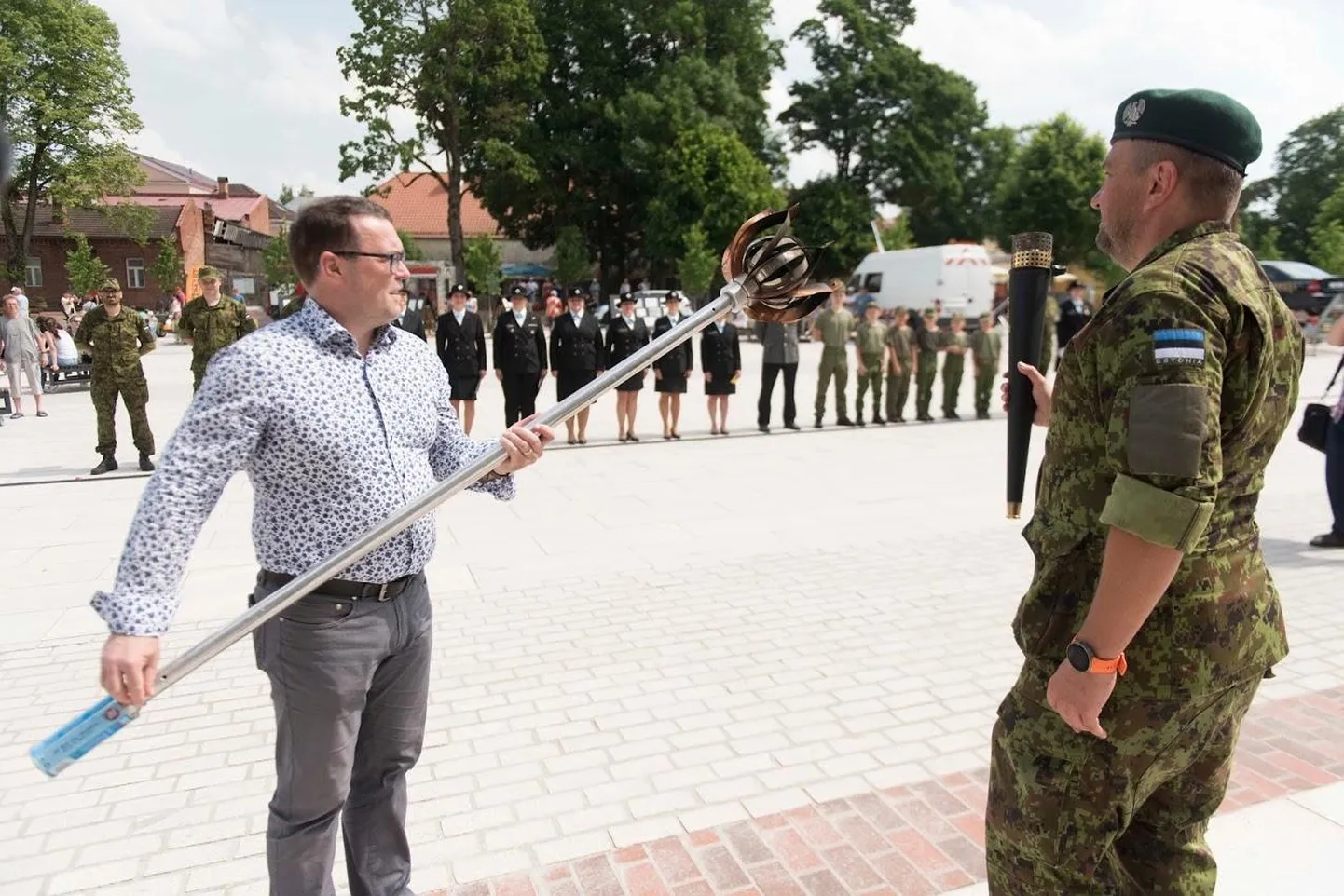 Võidutule võttis vastu Viljandi linnapea Madis Timpson