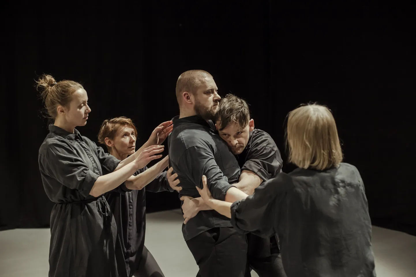 Tartu Uues Teatris etendub Zuga ühendatud tantsijate «Suur teadmatus». Zuga kompanii on Eesti üks pikaajalisemalt tegutsenud tantsuloome kooslus.