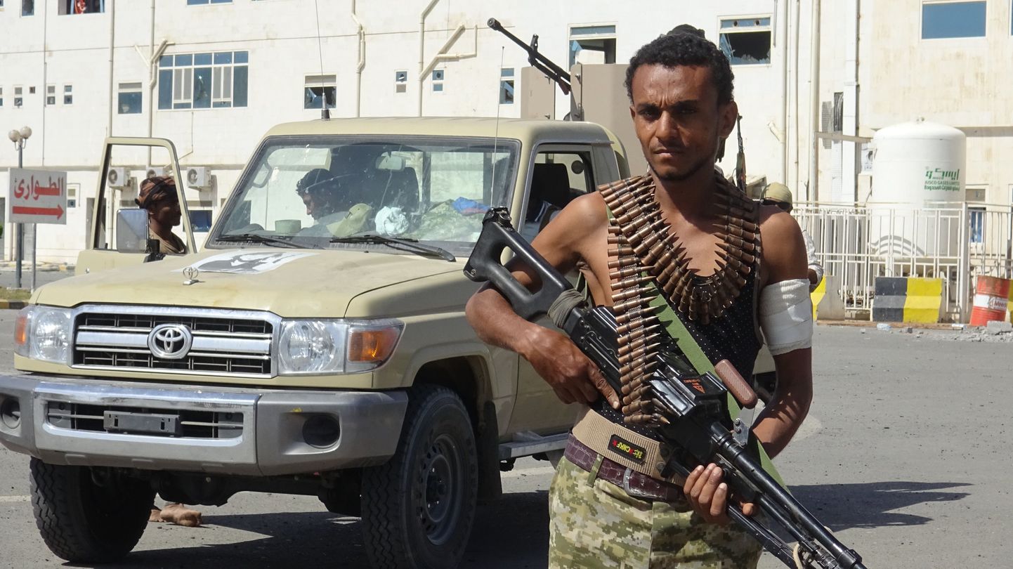 Valitsusmeelne võitleja Jeemeni sadamalinnas Hodeidas.