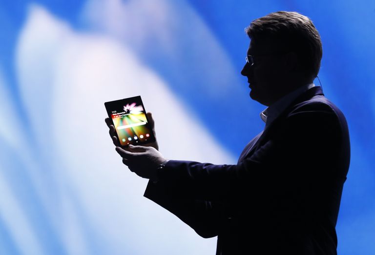Justin Denison, Samsung Electronics senior vice president of Mobile Product Marketing, näitab uue seadme prototüüpi
 
