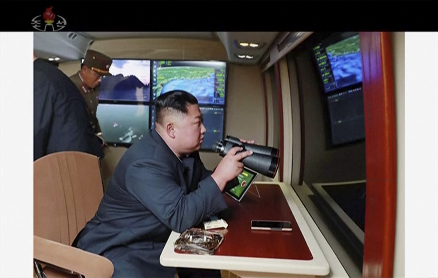 Kim Jong-un raketikatsetusi jälgimas.