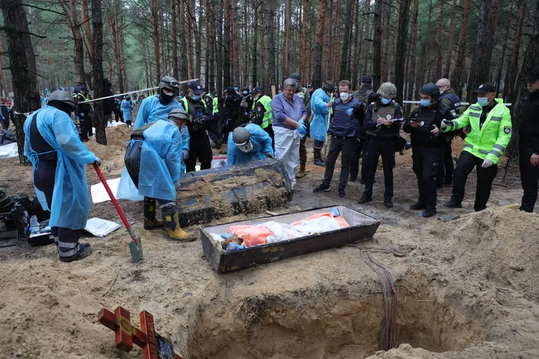 Izjumi sõjaohvrite haudade väljakaevamine.