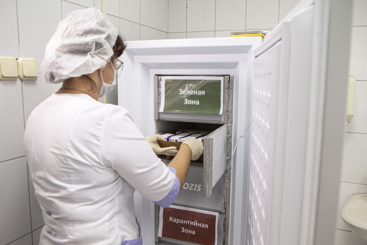 Meditsiinitöötaja võtab külmkapist Venemaal kliiniliste katsetuste viimases faasis aktiivselt kasutatava Covid-19 vaktsiini Sputnik V (15. september, 2020 Moskvas). Vaktsiinide säilitamisel ja transportimisel tuleb järgida etteantud külmaahelat, mis uue koroonavaktsiini puhul võib osutuda väga raskeks ülesandeks. Ribonukleiinhappe-põhiste vaktsiinide transportimiseks nõutakse ülimadalaid temperatuure.