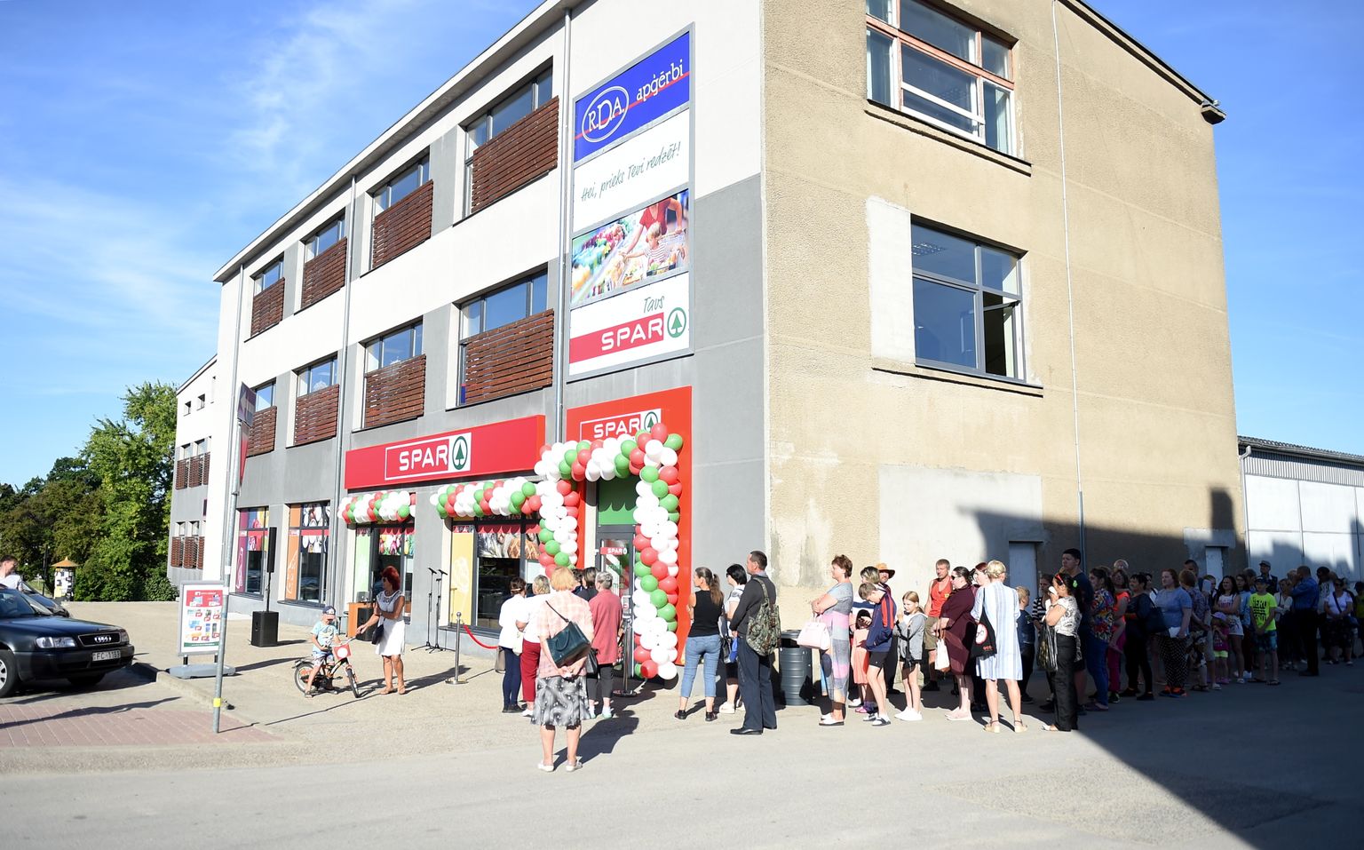 Pirmā mazumtirgotāja "SPAR" veikala Latvijā atklāšanas pasākums Saldū.