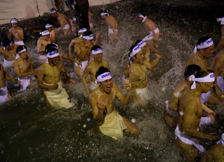 Enne rüselusest pakatavat tseremooniat Saidaiji Kannonini templis puhastavad alastifestivalil osalejad end jääkülmas vees.