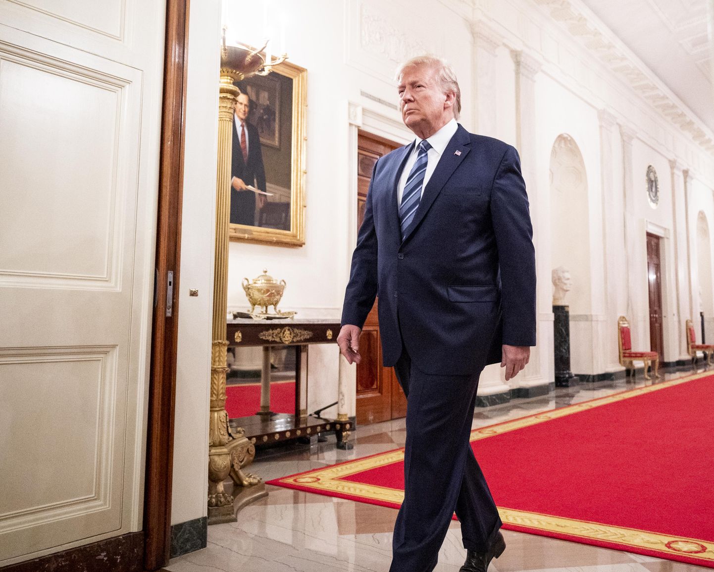 USA president Donald Trump sammumas eile Valge Maja koridoris.