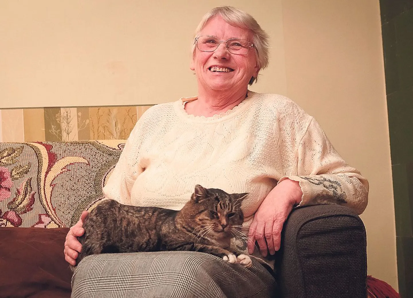Tänavu aitas Leili Vaino varga kinni nabida, ligi kolm aastat tagasi jaanauris päästis naine 26kraadise pakase käest tänavale visatud kassi, kes näitab oma tänu siiani.